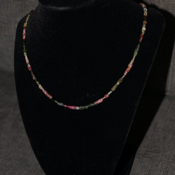 Many shades of Tourmaline! Gorgeous necklace, 16” - Picture 2 of 3
